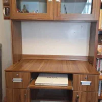 میز کامپیوتر و کتابخانه