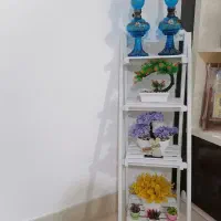 پایه گلدان با گل مصنوعی و چراغ نفتی