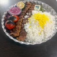 آشپز با تجربه آشنا به غذاهای خانگی و رستورانی