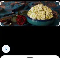 فروشنده خانم در فروشگاه  گز و شیرینی