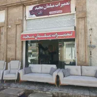 نیرو خانم برای کار تعمیر در مبلمان