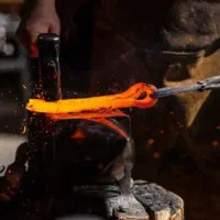 استخدام نیروی آهنگری