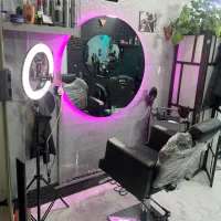 ۱ نفر آرایشگر مرد درصدی.۱ صندلی هم برای اجاره