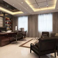 منشی خانم جهت پاسخگویی به تلفن