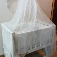 تخت نوزاد کنار مادر