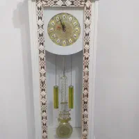 ساعت چوبی ایستاده و میز تلویزیون در حد نو
