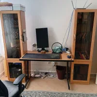 میز و کتابخانه