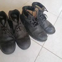 دو جفت کفش کوه نوردی و کار