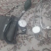 گوشی پزشکی  و درجه فشار سنج در حد نو