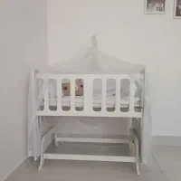 تخت کنار مادر