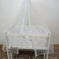 تخت گهواره کنار مادر