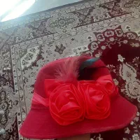 کلاه لبه دار دخترونه کتانی و پشمی طرح پر و گل قرمز