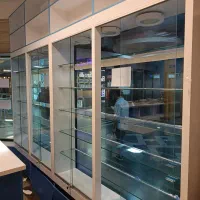 ویترین mdf، طبقات شیشه ای
