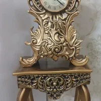 ساعت کنار سالنی ساعت ایستاده