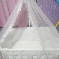 تخت کنار مادر