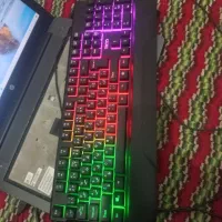 یک لبتاب موس و کیبورد و هدفون
