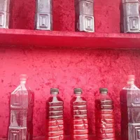 فروشنده  خانم کنار ماشین فروش آب انار
