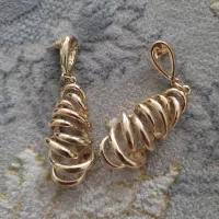 گوشواره بدل ولی مشابه طلا هستن خیلی زیبا