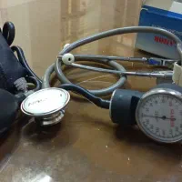 فشار سنج و گوشی پزشکی