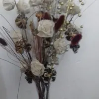 گل زینتی با گلدان شیشه ای