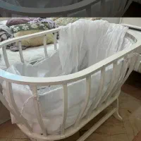گهواره و تخت کنار مادر
