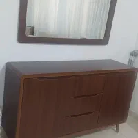 کنسول همراه آینه مدرن و بسیار تمیز