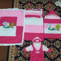 کاپشن سر همی و سرویس خواب نوزاد