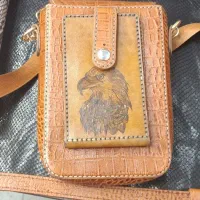 کیف دوشی چرم طبیعی گاوی با حکاکی دستی طرح عقاب