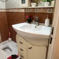 ایینه با روشویی توالت