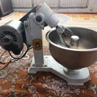 ۱دستگاه آسیاب قهوه کونیل ودستگاه خمیرگیر۶یا۸کیلویی