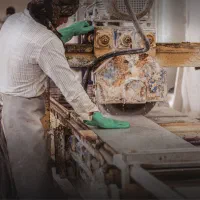 استخدام کارگر سنگبری