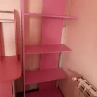 تخت وکمد و کتابخانه‌