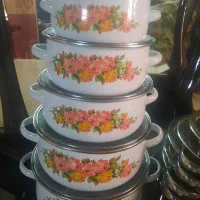 یک سری وسایل منزل شامل قابلمه لعابی تماس پاسخگوام