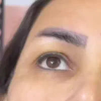 مدل برای روشن سازی تتو ابرو قدیمی تیره