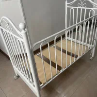 تخت کنار مادر و حفاظ دار