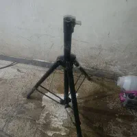 سه پایه دوربین یا دیتا پروژکتور
