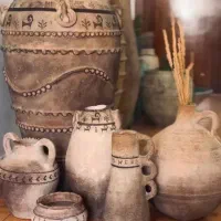 گلدان سفالی و تابلو نقاشی
