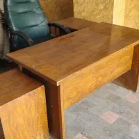 میز جادار و صندلی اداری شیک و کشو بزرگ