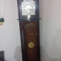 ساعت دیواری شیشه شکسته