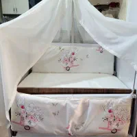 تخت کنار مادر