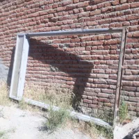 یک در اهنی حیاط  سالم