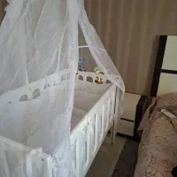 تخت و گهواره نوزادی کنار مادر