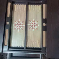 میز دارای تخت نرد جلو مبلی و عسلی