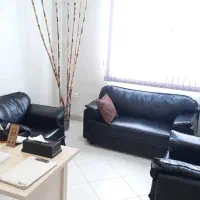 یک نیم ست چهارنفره چرم بسیار راحت