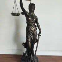 مجسمه بانوی عدالت