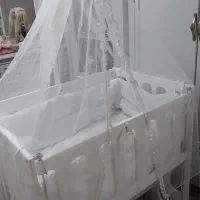 تخت کنار مادر