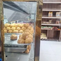 فروشنده در قنادی