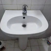 یک عددروشویی همراه باسنگ دستشویی فلش تانک