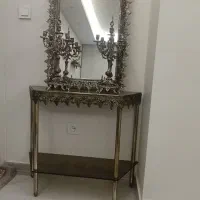 آینه و کنسول و یک جفت شمعدان
