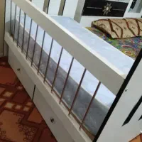 تخت خواب کنار مادر